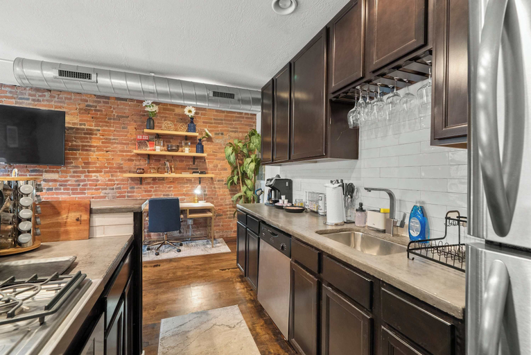 Private kitchen 3, Short North Lounge Stay for 2, Franklin
