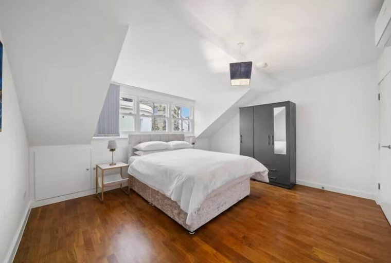 Room 4, Flat 2 Victoria Grove, London