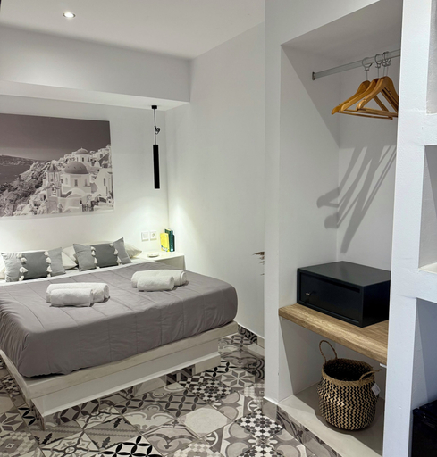 Room 5, Fira Basement Studios, South Aegean