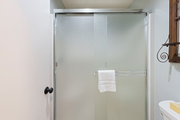Bathroom 3, Poplar 32 3 Bedroom Home, Deschutes