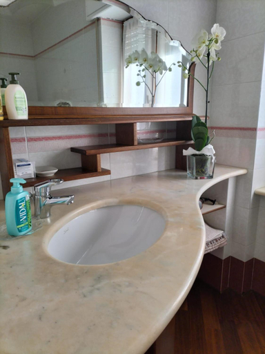 Bathroom 2, Las Pluminas B&B, Sassari