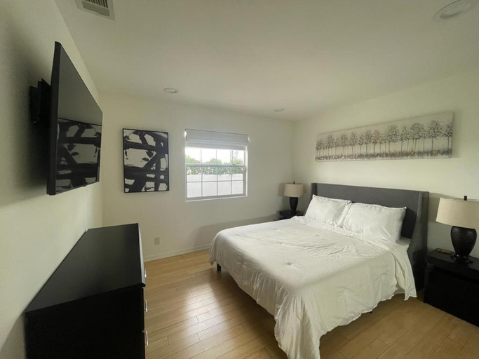 Others 4, Charming Bright Traditional Home in Sherman Oaks, Los Angeles