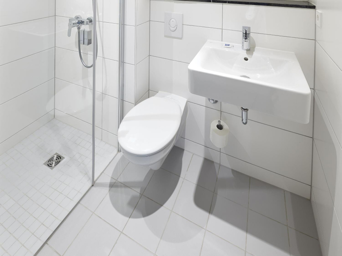 Bathroom 4, Ibis Styles Pforzheim, Pforzheim