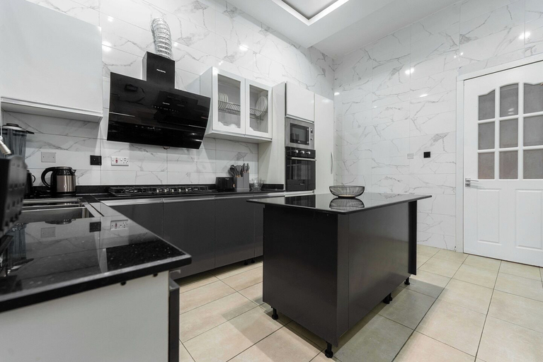 Private kitchen, Jam Manor Suites and Apartment, Bwari