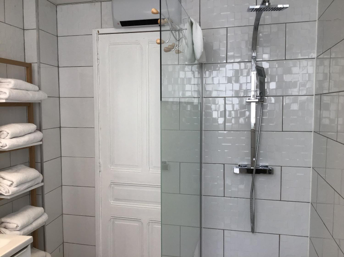 Bathroom 5, Appartement Lumea 80m2 climatise parking proche Sanctuaire, Hautes-Pyrénées