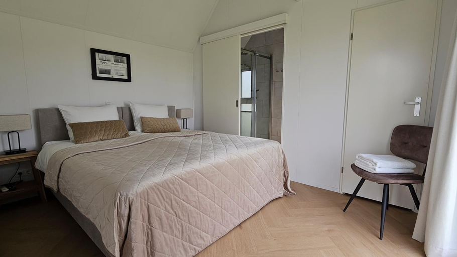 Bedroom 2, Wad & Loft unieke paalwoning vlakbij de Waddenzee, Franekeradeel