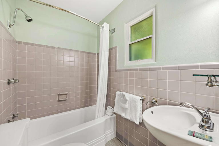 Bathroom 4, Best Western Route 66 Rail Haven, Greene