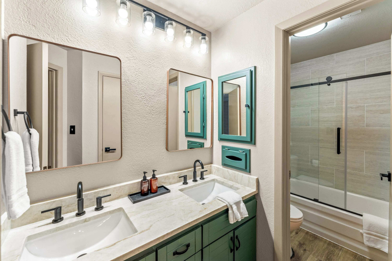 Bathroom 4, The Plaza by Traverse Hospitality, Gunnison