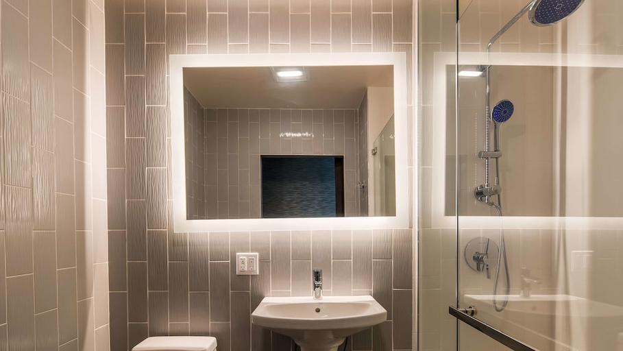 Bathroom 4, GLō Best Western Brooklyn NYC, New York