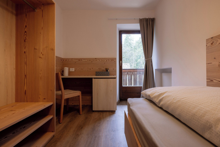 Room 3, SAN PIETRO Dolomiti Small Budget Hotel, Bolzano