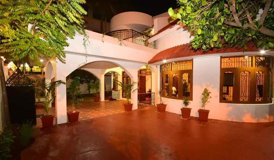 Exterior & Views