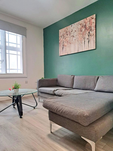 Living area 3, Practical & Affordable 2 BR Flat in City Centre, Sheffield