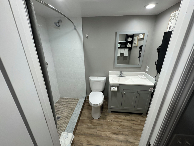 Bathroom 5, Englewood Inn & Suites, Charlotte