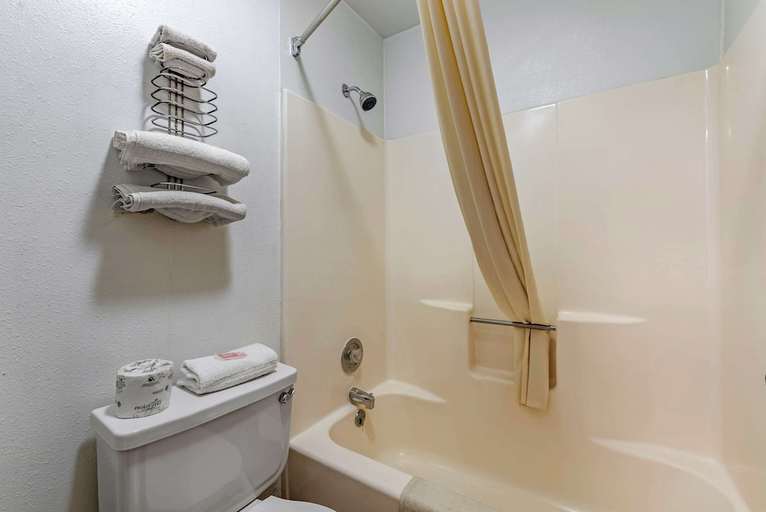 Bathroom 4, Econo Lodge La Junta, Otero