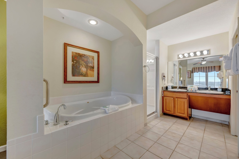 Bathroom 3, The Village Resort Suite and Spa, Orange