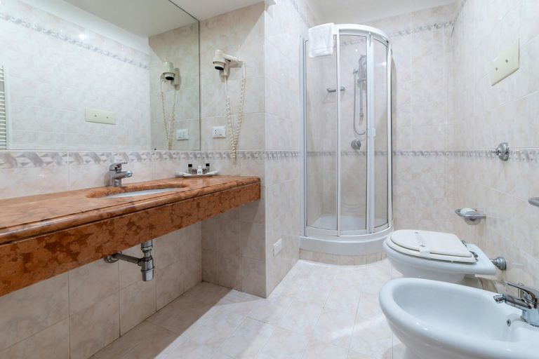 Bathroom 4, Massimo Plaza, Palermo