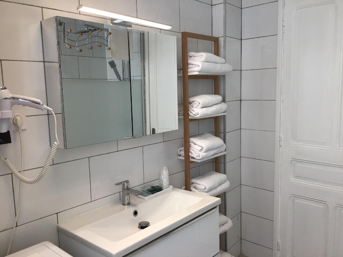 Bathroom 2, Appartement Lumea 80m2 climatise parking proche Sanctuaire, Hautes-Pyrénées