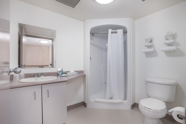 Bathroom 4, Residence & Conference Centre - Niagara-on-the-Lake, Niagara