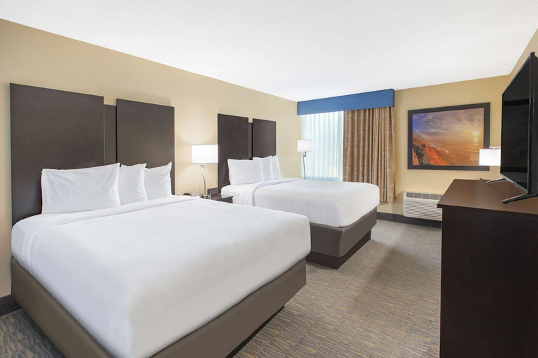 Bedroom, Days Inn & Suites Grand Rapids Near Downtown, Kent