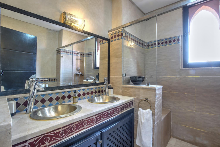Bathroom 3, Luxury Villa with Pool, Garden & Gated Security, Marrakech