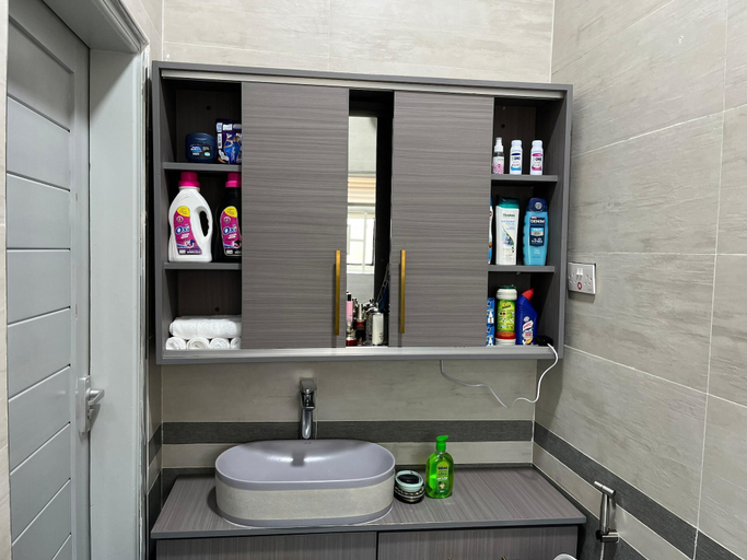 Bathroom 5, Dim De Lights, Buikwe