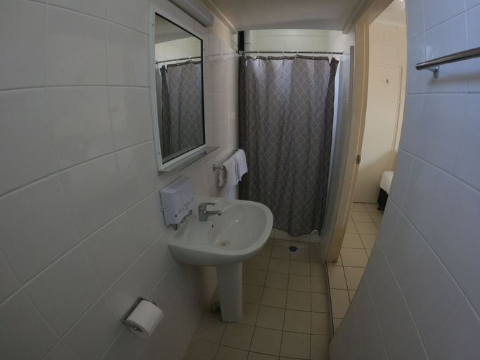 Bathroom 5, Coolabah Motel, Rosslea