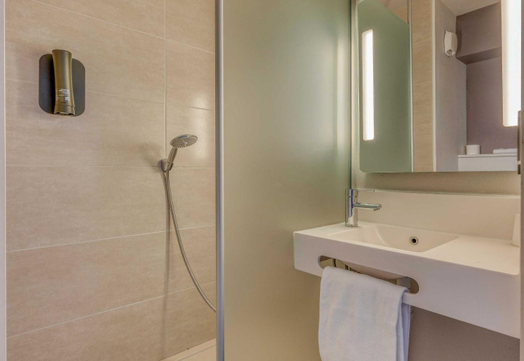 Bathroom 4, B&B HOTEL Bordeaux Centre Begles, Gironde