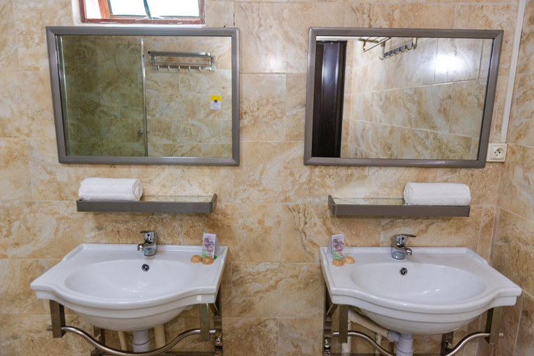 Bathroom 4, Hotel Le Pousse Pousse, Analamanga