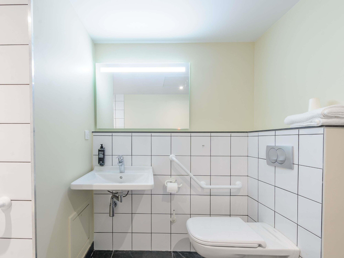 Bathroom 3, Ibis Budget La Rochelle Puilboreau, Charente-Maritime