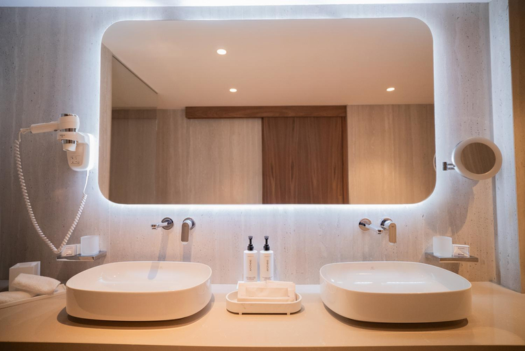 Bathroom 5, Grecian Park