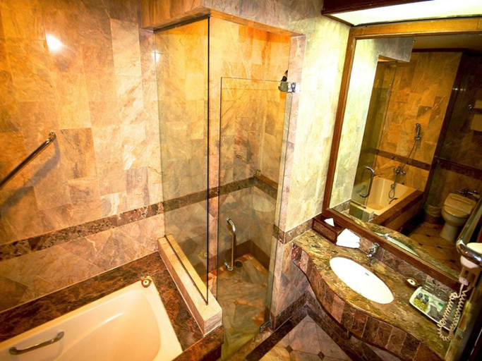 Bathroom 4, The Golf Lodge Hotel Laem Chabang Golf, Si Racha