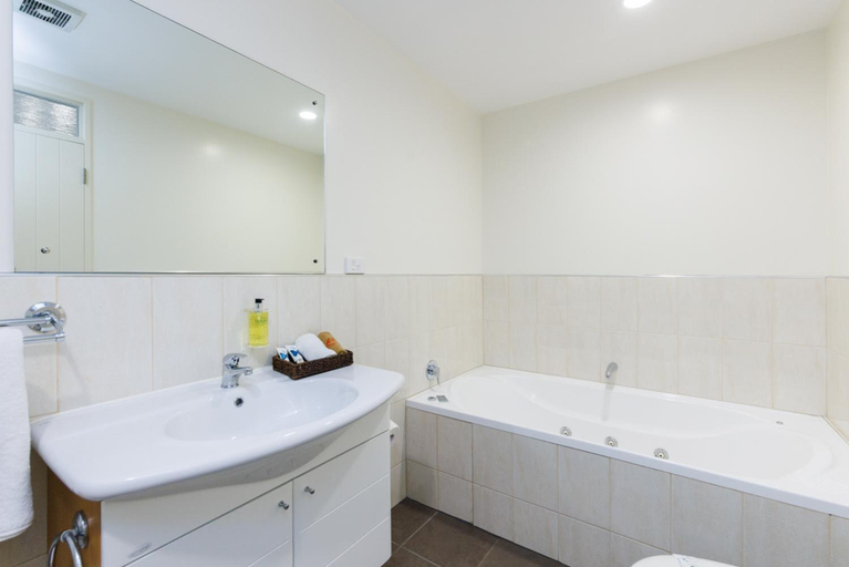 Bathroom, Fitzherbert Regency Motor Lodge, Palmerston North