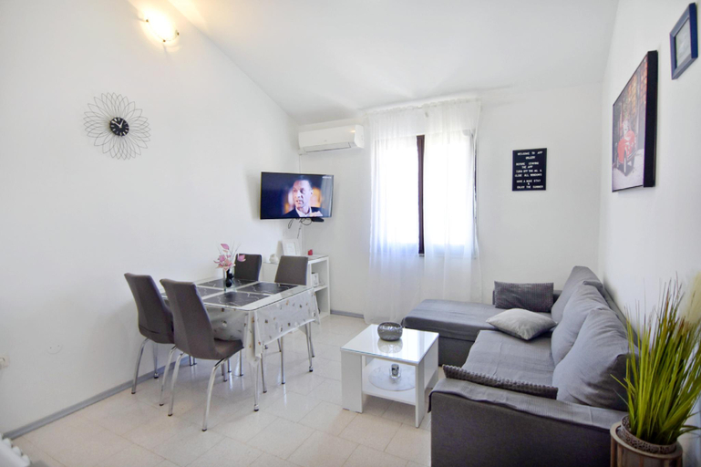 5, Quiet holiday apartment with balcony, Umag