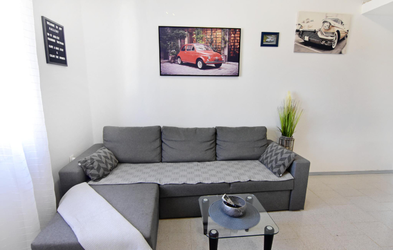 2, Quiet Holiday Apartment With Balcony, Umag