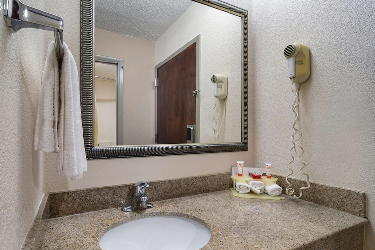 Bathroom 4, SureStay Plus Hotel by Best Western Tarboro, Edgecombe