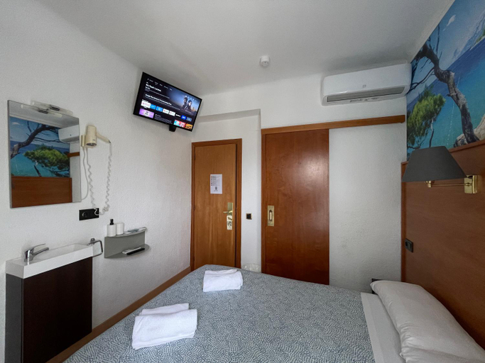 Bedroom 3, Maremagnum, Girona