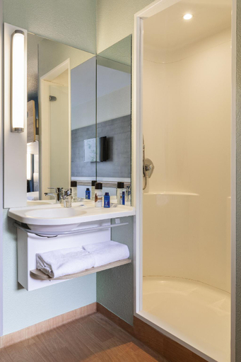 Bathroom 3, B&B Hotel Thionville Yutz A31, Moselle