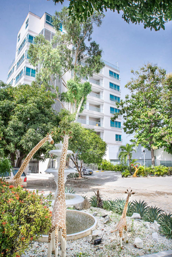 Exterior & Views