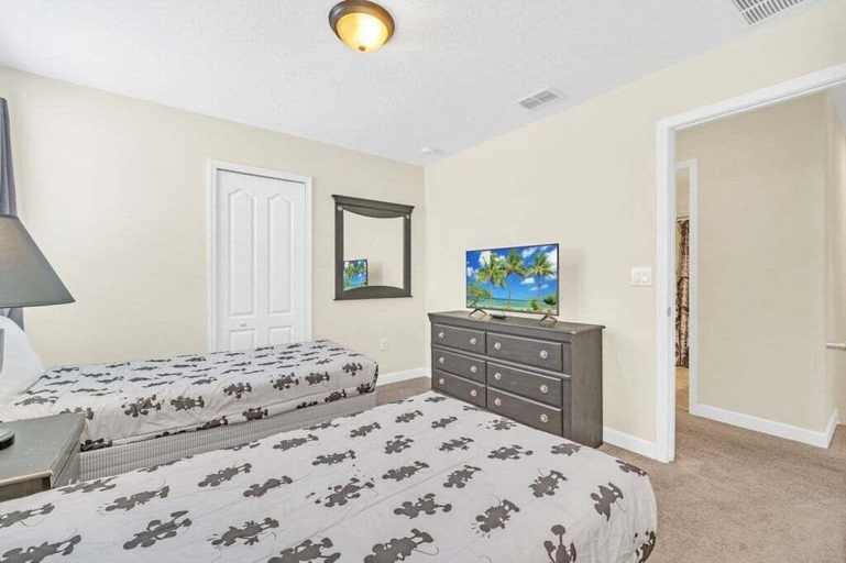 Room 4, Incredible Pool Spa & Game Room Private Home! 6 Bedroom Villa, Osceola