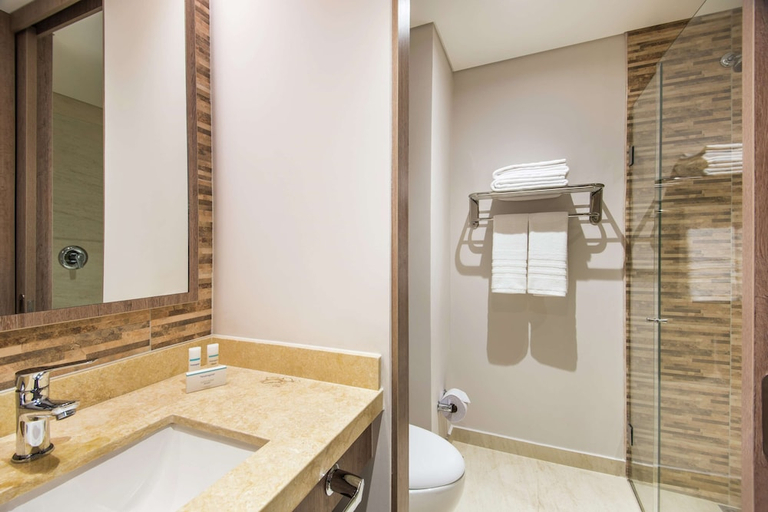 Bathroom, Hampton by Hilton Cucuta, San José de Cúcuta