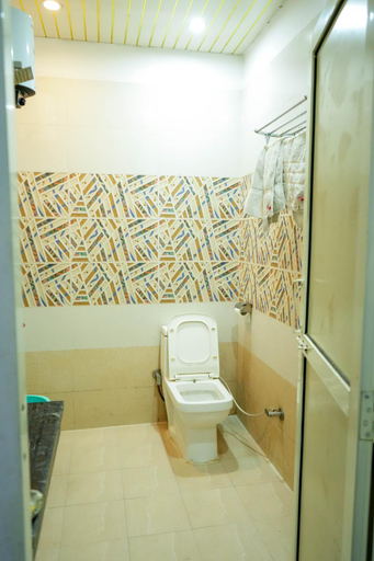 Bathroom 4, Hotel Red Apple Chandigarh, Chandigarh