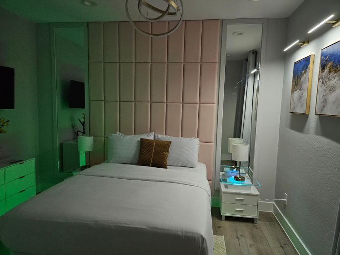 Bedroom 2, Elegant 3BR Haven- Games, Luxury & Lush Garden, Houston