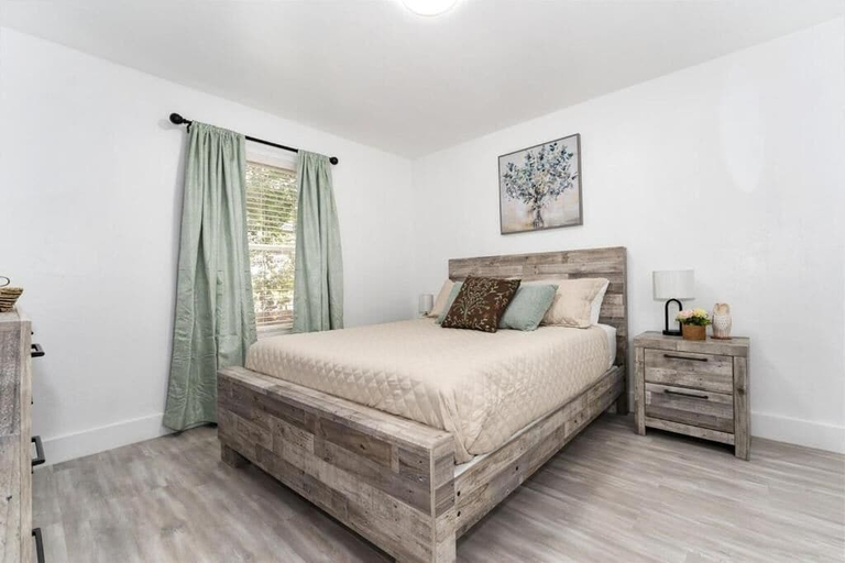 Room 5, Cozy Modern Apartment - Near Shands & VA, Alachua