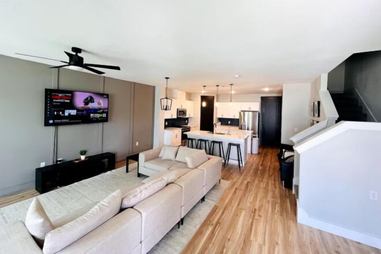Living area 3, Loop, New Luxurious Large 3BR, Sleeps 9 + Parking, Collin