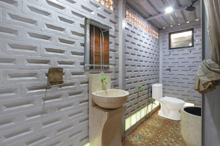 Bathroom 4, OYO 95018 Anggrek Homestay Jogja Syariah, Bantul