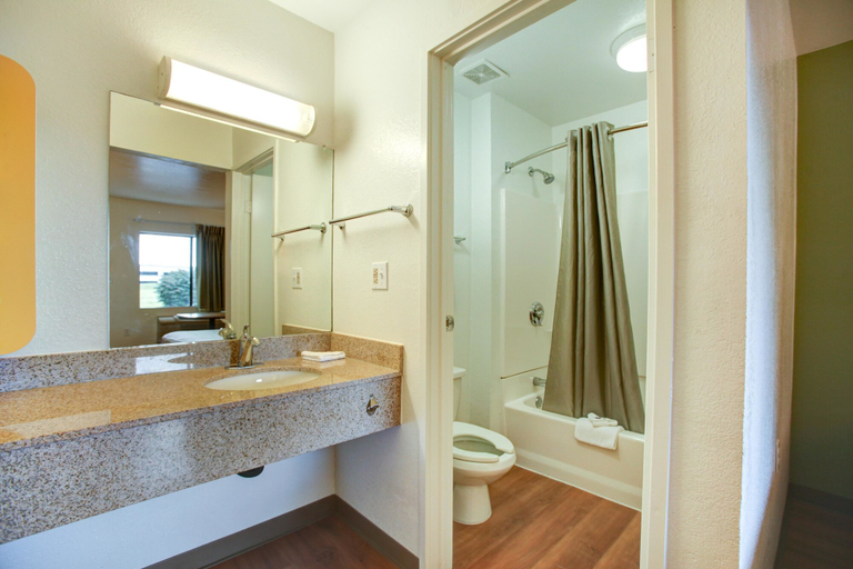 Bathroom 4, Motel 6 Elkton, MD, Cecil