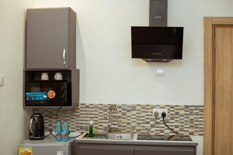 Others 3, 3D's Luxury Properties, Tema