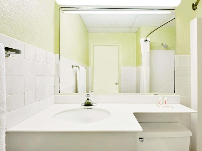 Bathroom, Days Inn by Wyndham Waynesboro, Franklin
