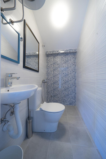 Bathroom 3, ASTAKOS Apartments