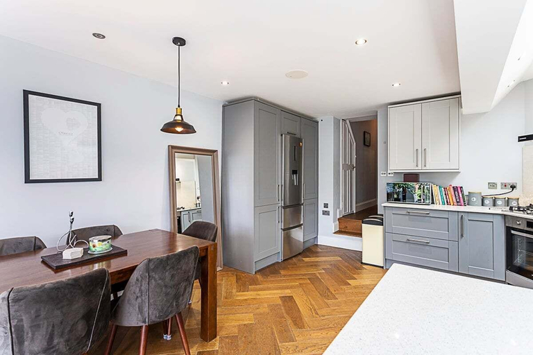 Others 4, Modern and Spacious Colliers Wood Home, London